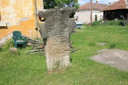 Alte Stein-Gedenkstätte in Sumrakovac