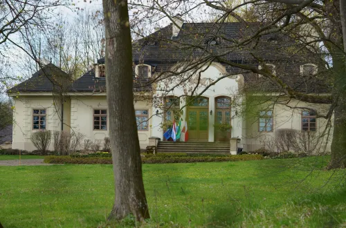 Hof mit Parkumgebung in Karniowice