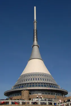 Hotel a televizní vysílač Ještěd
