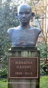Busta Mahátmy Gándhího ve Stadtparku v Lucemburku