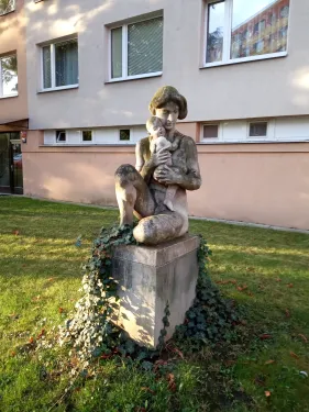 Skulptura Matka s dítětem