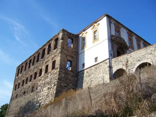 Zámek Chvatěruby