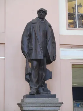 Socha Železničář na hlavním nádraží v Plzni