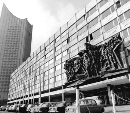 Bronze Relief Aufbruch in Leipzig