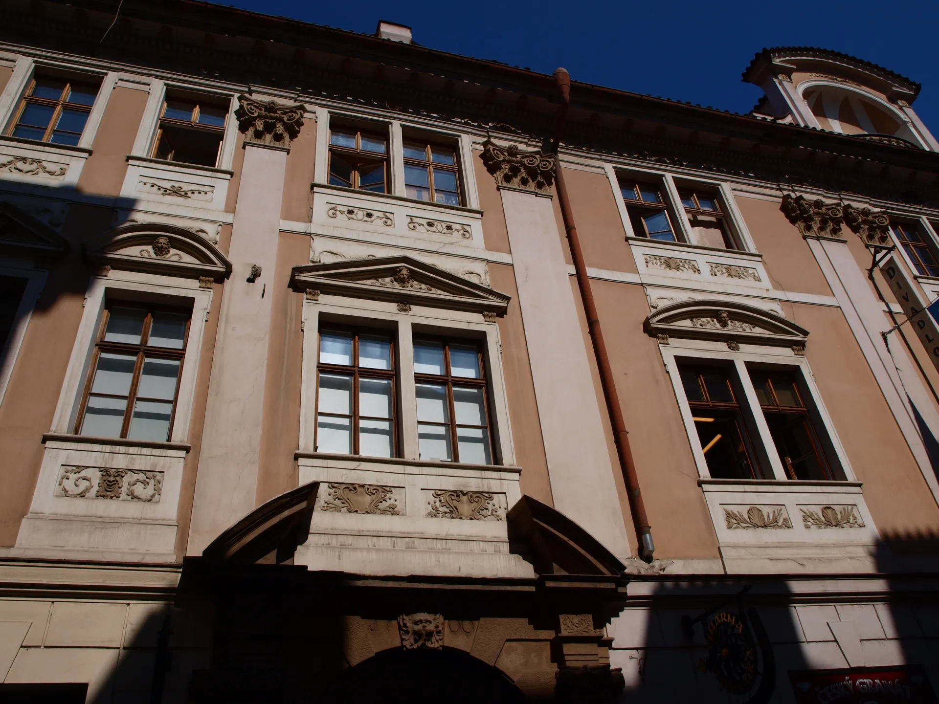 Menhartovský palác