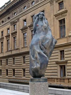 Socha Znovuzrození na náměstí Václava Havla