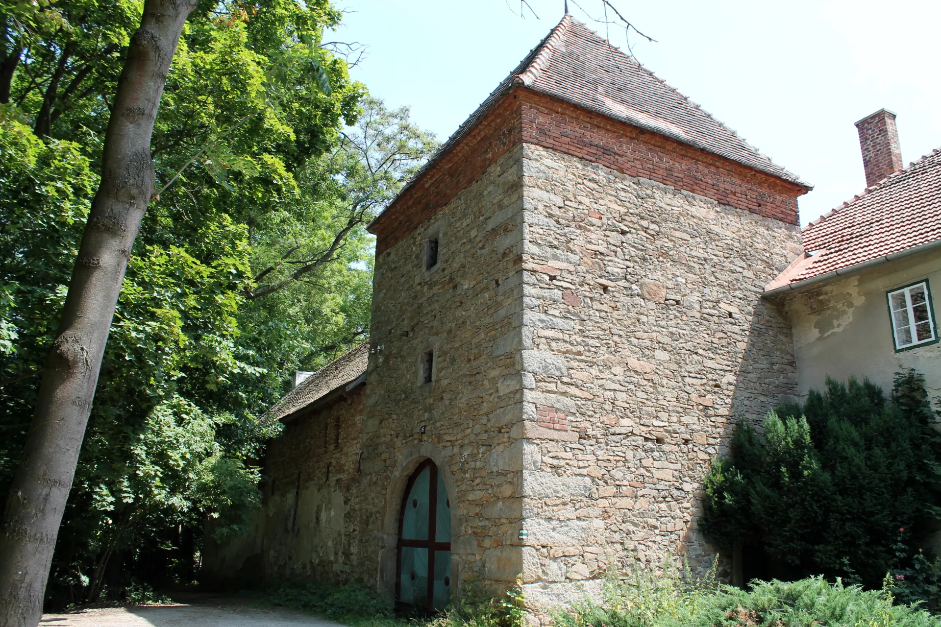 Tvrz a vodní mlýn Černíč