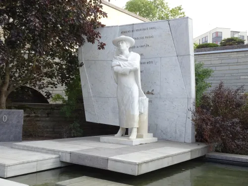Monumento a Marie Under