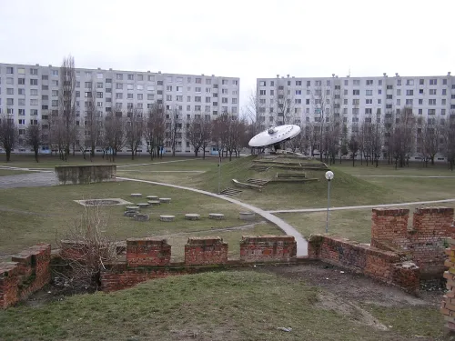 Kovová plastika UFO v Podunajských Biskupicích