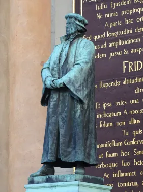 Socha Oloause Petriho