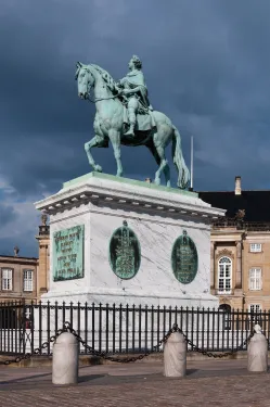 Koňská socha Frederika V. na Amalienborgském zámeckém náměstí