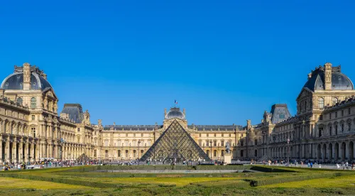 Pyramida v Louvru
