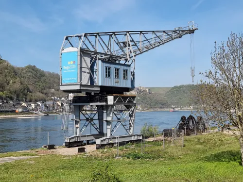 Portálový otočný jeřáb Kran v Häuserch