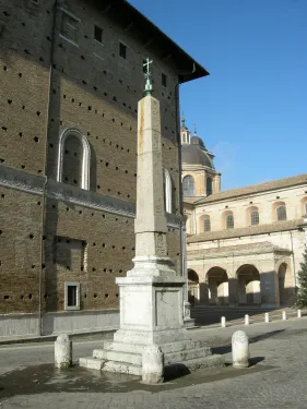 Obelisk v Urbinu