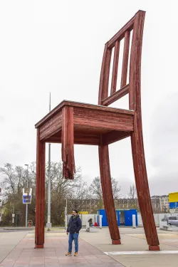 Broken Chair v Ženevě
