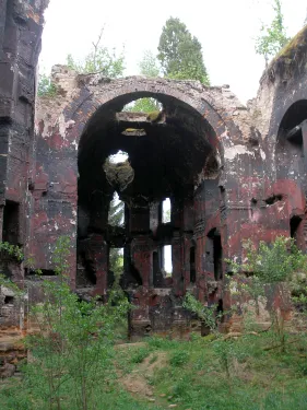 Ruine der Kirche des heiligen Johannes des Täufers bei Kočov