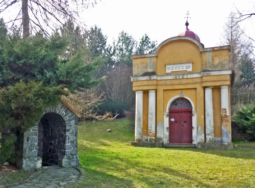 Kaple Panny Marie Pomocné v Kostomlatech pod Milešovkou
