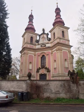 Poutní rokokový hřbitovní kostel Panny Marie v Klášterci nad Ohří