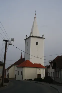 Kostel Povýšení svatého Kříže ve Valči