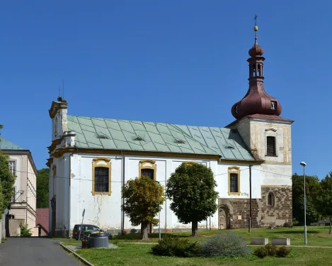 Kostel svatého Vavřince v Kostomlatech pod Milešovkou
