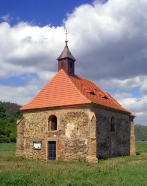 Zřícenina kostela sv. Petra a Pavla v Dolanech