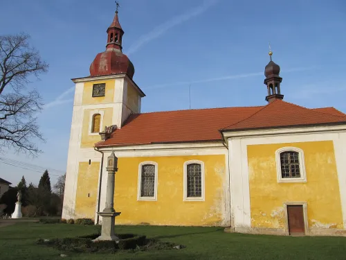 Kostel svatého Petra a Pavla v Dolní Lukavici