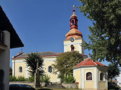 Kostel svatého Petra a Pavla v Milovicích u Hořic