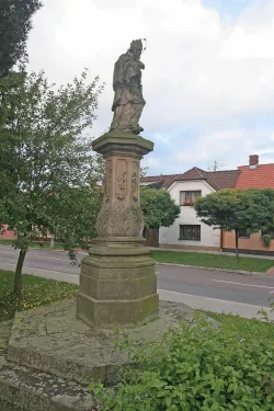 Sloup se sochou svatého Jana Nepomuckého v Nechanicích