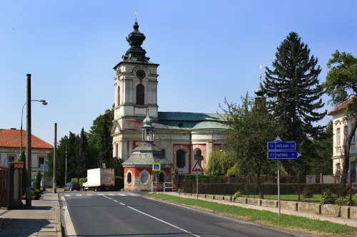 Poutní kostel svatého Petra a Pavla v Bezně