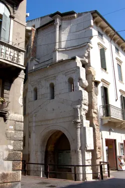 Porta Leoni, římská městská brána ve Veroně