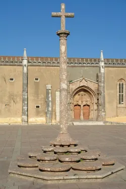 Krucifix na náměstí Largo de Jesus