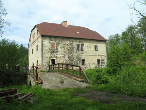 Tvrz Červený dvůr