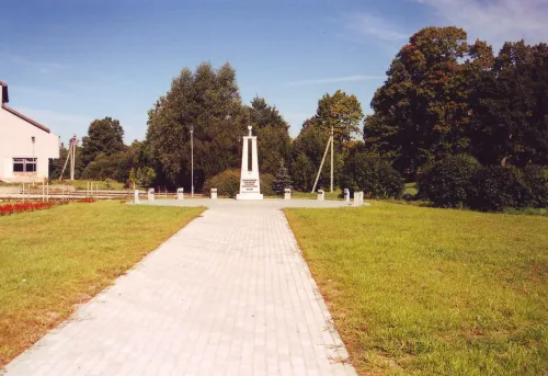 Monumento a los partisanos del destacamento Kardo en Darbėnai