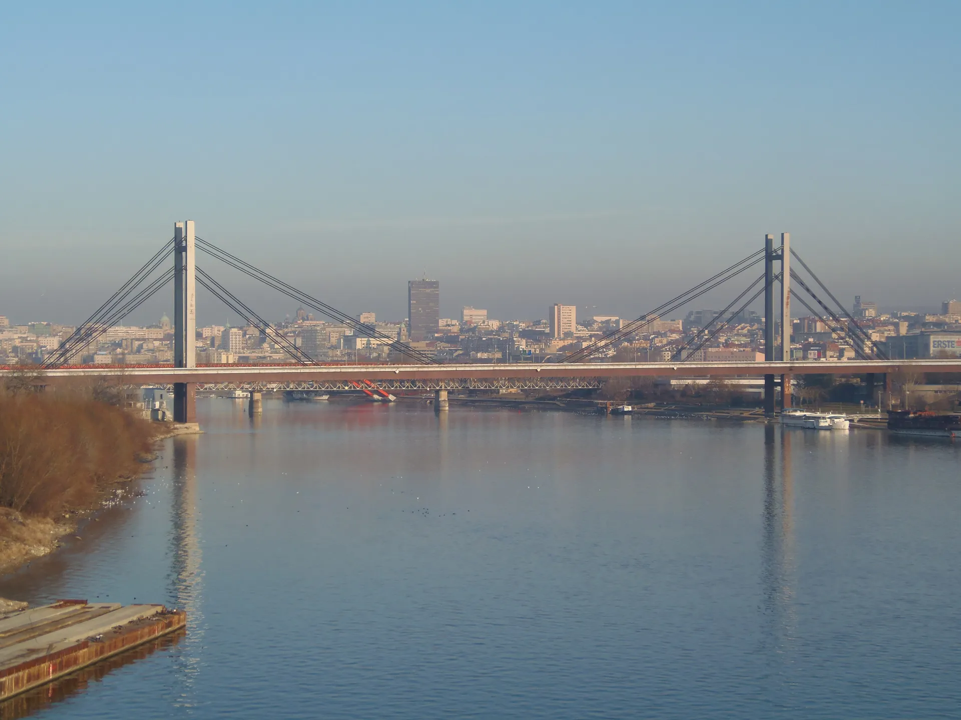 Neue Eisenbahnbrücke in Belgrad
