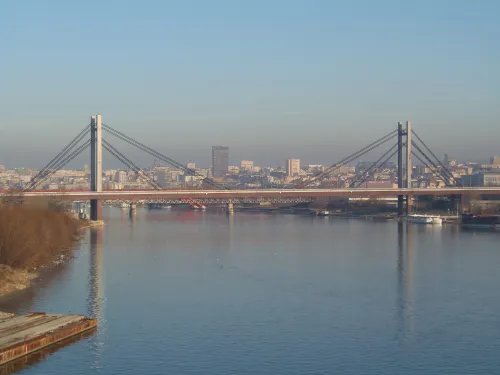 Neue Eisenbahnbrücke in Belgrad