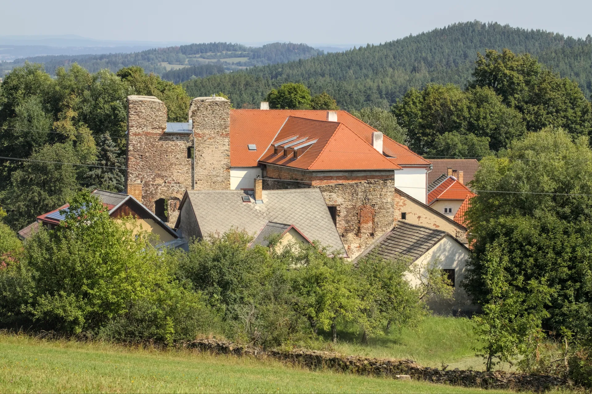 Tvrz Dobrš