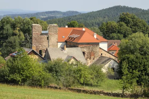 Tvrz Dobrš