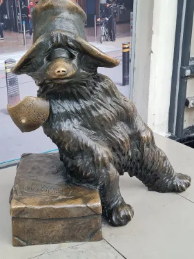 Socha medvěda Paddingtona na nádraží London Paddington