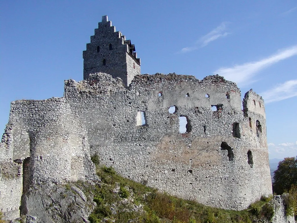 Zřícenina hradu Topoľčianský hrad