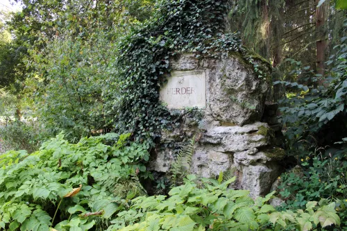 Monument à Herder dans le parc du château de Tiefurt