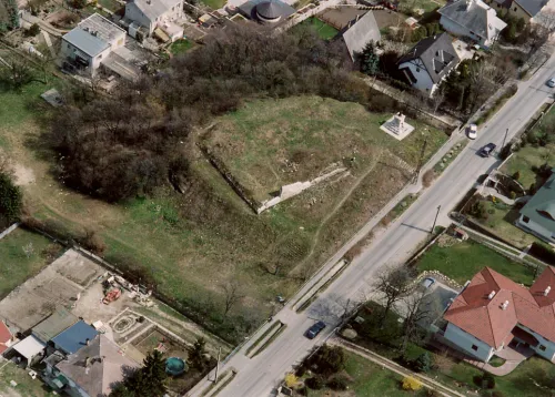 Die Ruine des Jagdschlösschens Kutyavár