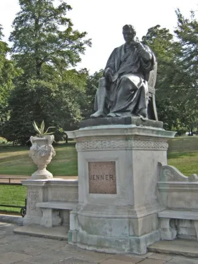 Socha Edwarda Jennera v Kensingtonských zahradách