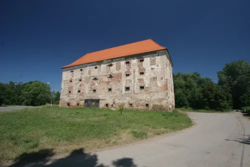 Bývalá tvrz – sýpka v Dohalicích