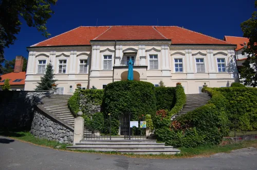 Zámek Jesenec