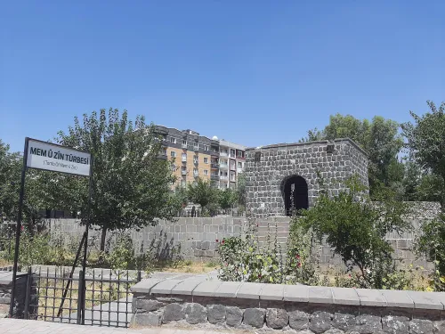 Hrobka Mem û Zîn v Cizre
