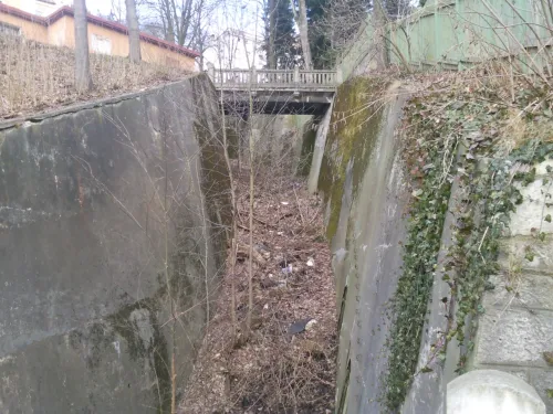 Nedostavěná dráha na Tři kříže