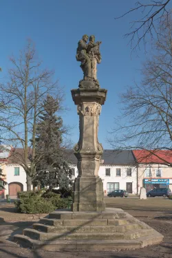 Barokní sousoší svaté Anny a Panny Marie s Ježíškem v Nechanicích