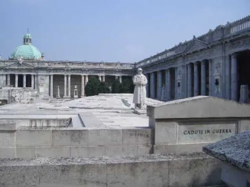 Památník s kostnicí padlým z Velké války v Boloni