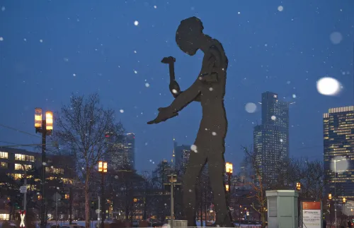 Estatua Hammering Man