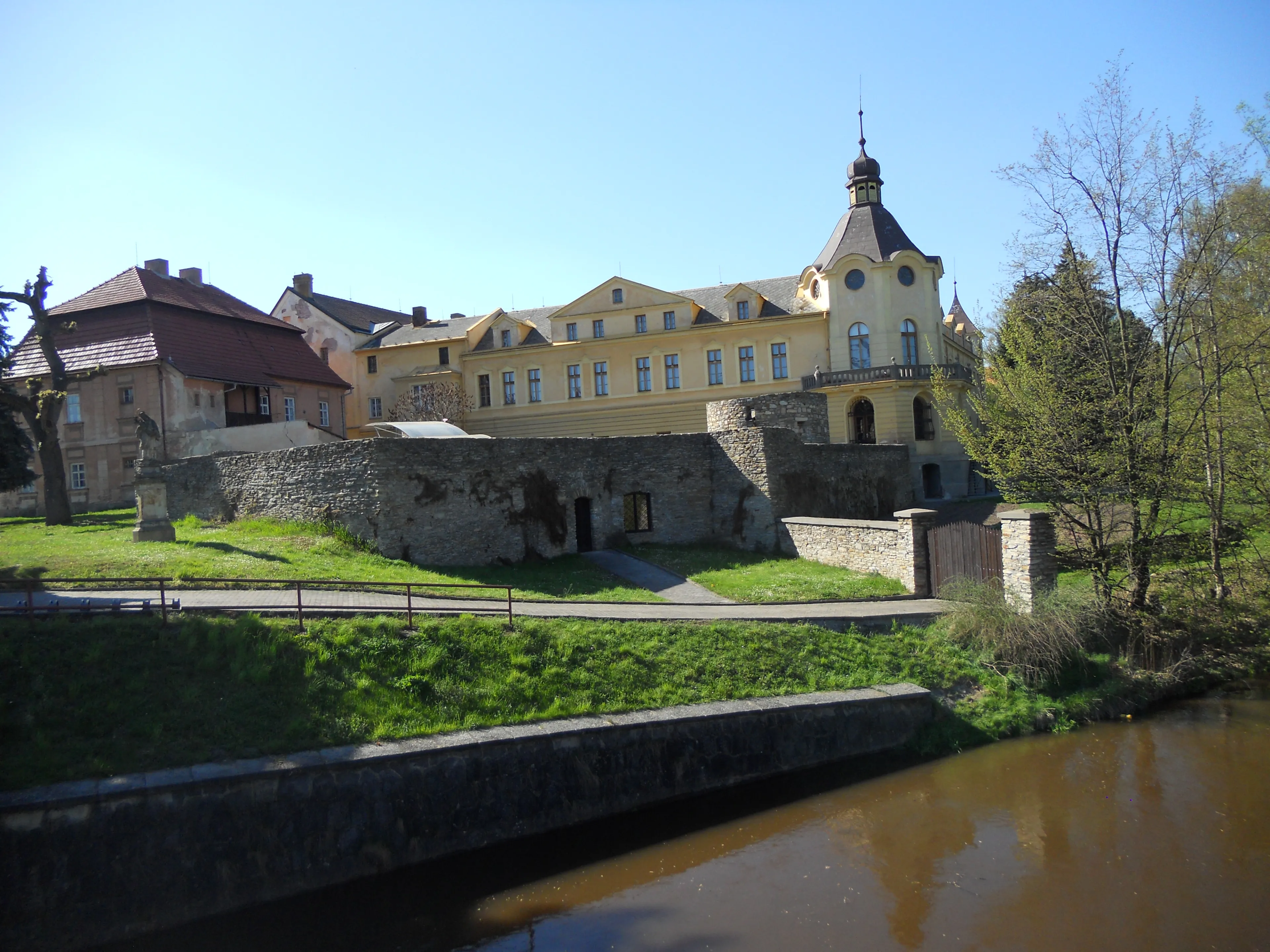 Tvrz Malá Skalice